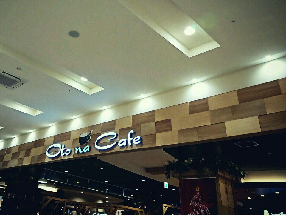 カフェっぽいお店が並んでいるフードコート。 (@ Oto na Cafe) カフェっぽいお店が並んでいるフードコート。 (@ Oto na Cafe)