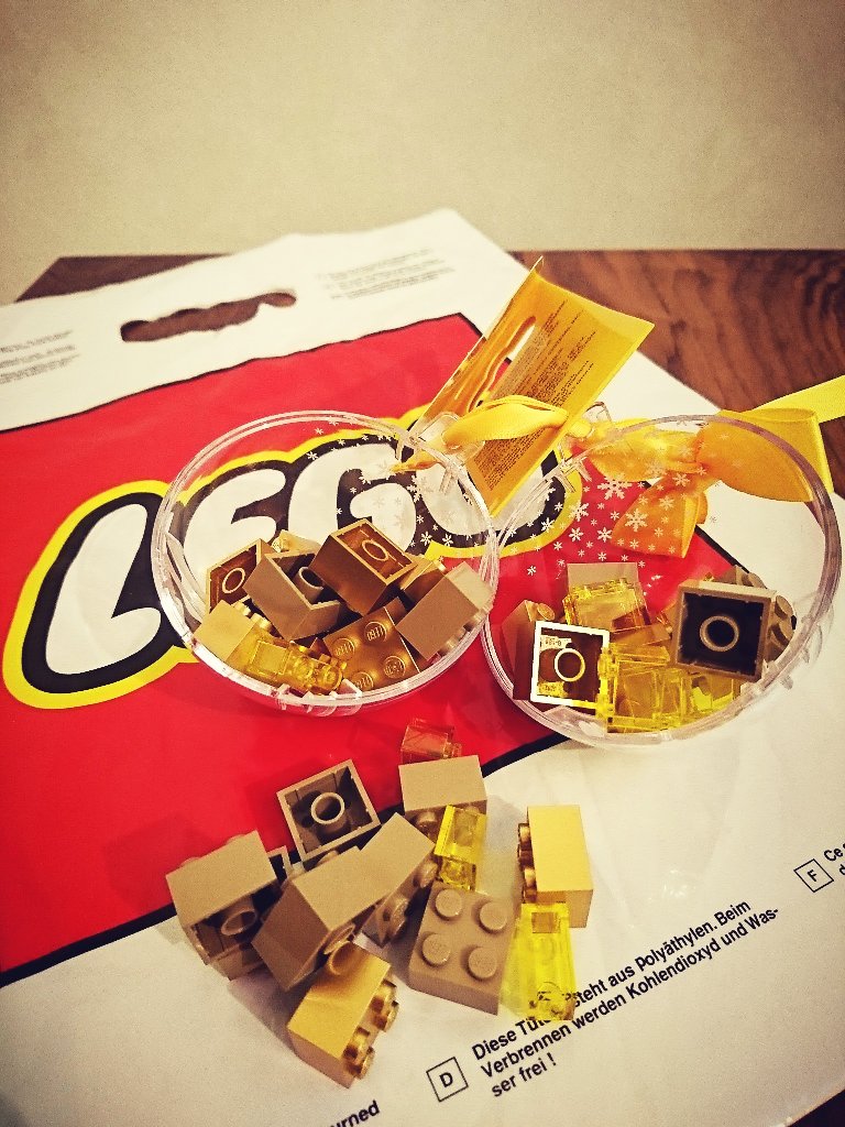 LEGO Holiday Ornament with Gold Bricks 853345 43ピースって書いてあるけど、金色14個、タン色(淡い茶色)14個、透明な黄色12個なのでブロックは全部で40個。リボン1個、球体ケース(2個に分割)で、合わせて43ピースらしい。。。 LEGO Holiday Ornament with Gold Bricks 853345 43ピースって書いてあるけど、金色14個、タン色(淡い茶色)14個、透明な黄色12個なのでブロックは全部で40個。リボン1個、球体ケース(2個に分割)で、合わせて43ピースらしい。。。