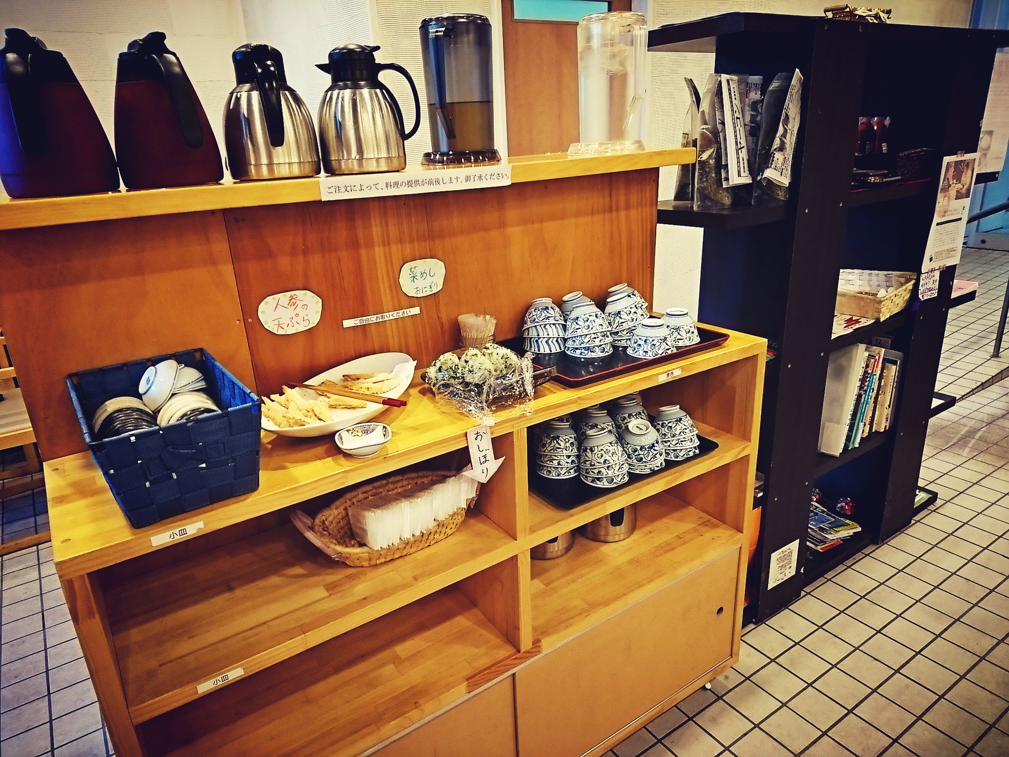 そば湯、そば茶、一品料理はセルフサービスで。 そば湯、そば茶、一品料理はセルフサービスで。