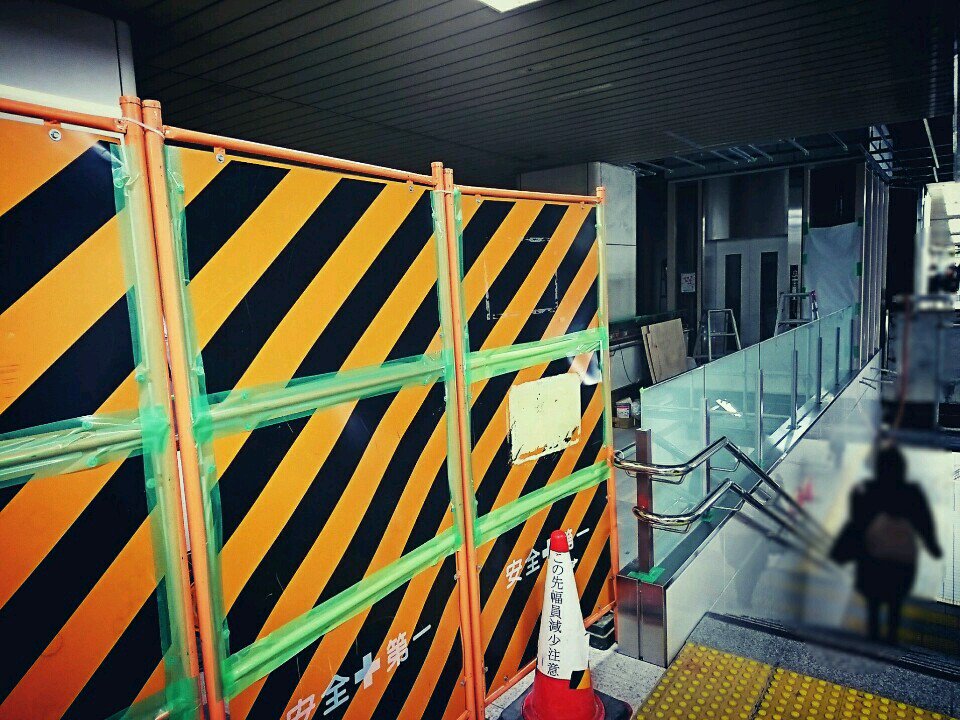 エレベーター作ってる。 (@ 地下鉄 名古屋駅 in 名古屋市, 愛知県) エレベーター作ってる。 (@ 地下鉄 名古屋駅 in 名古屋市, 愛知県)