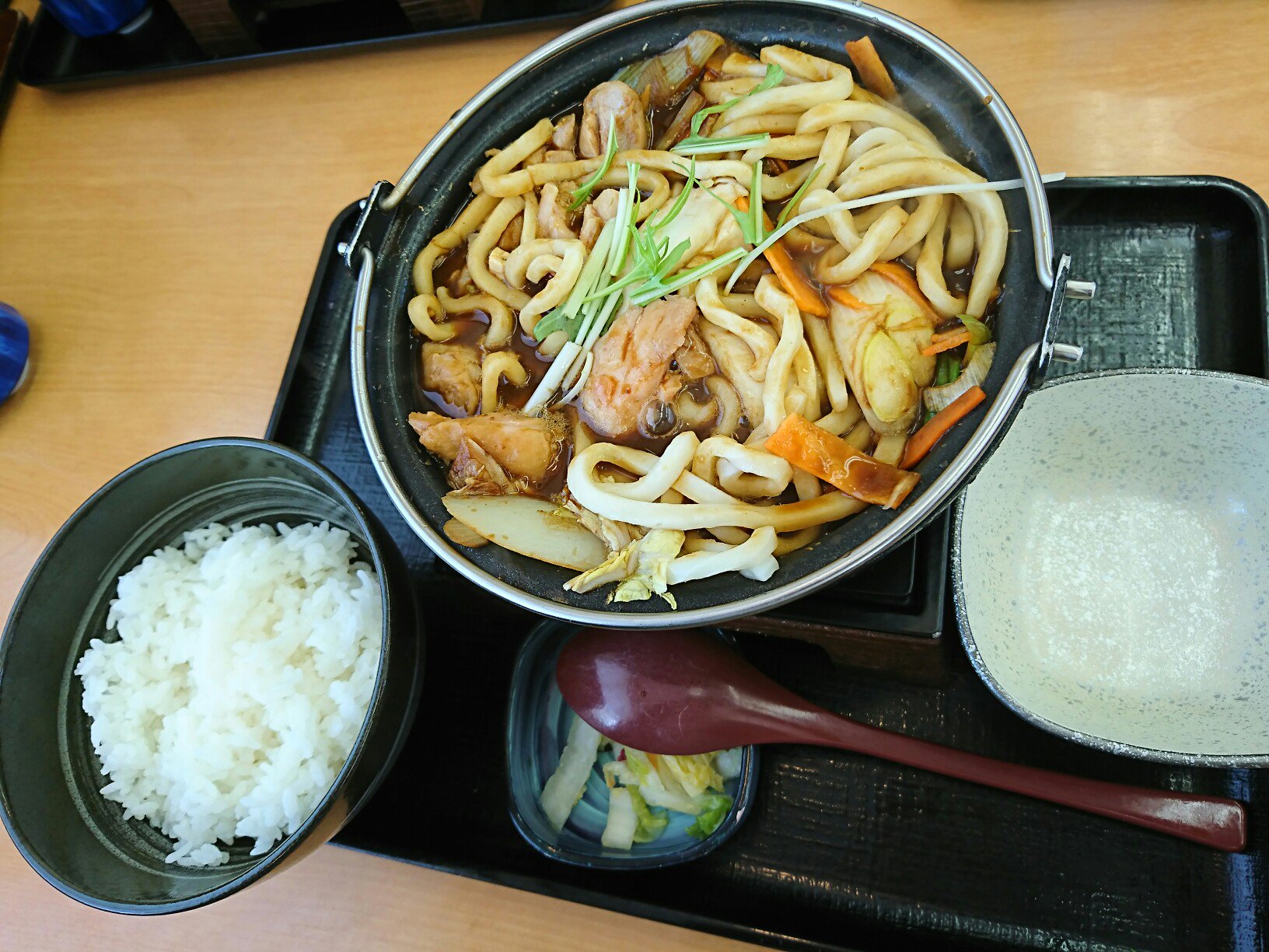 吉野家 地域限定 なごや鶏味噌鍋膳 名古屋名物の味噌煮込みうどんにそっくり。ちょっと甘め。 吉野家 地域限定 なごや鶏味噌鍋膳 名古屋名物の味噌煮込みうどんにそっくり。ちょっと甘め。