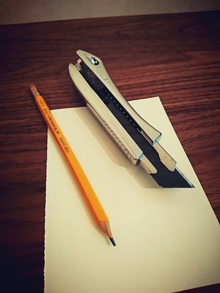 昭和の時代の小学生みたいに、ナイフで鉛筆を削ってた。久々。 昭和の時代の小学生みたいに、ナイフで鉛筆を削ってた。久々。