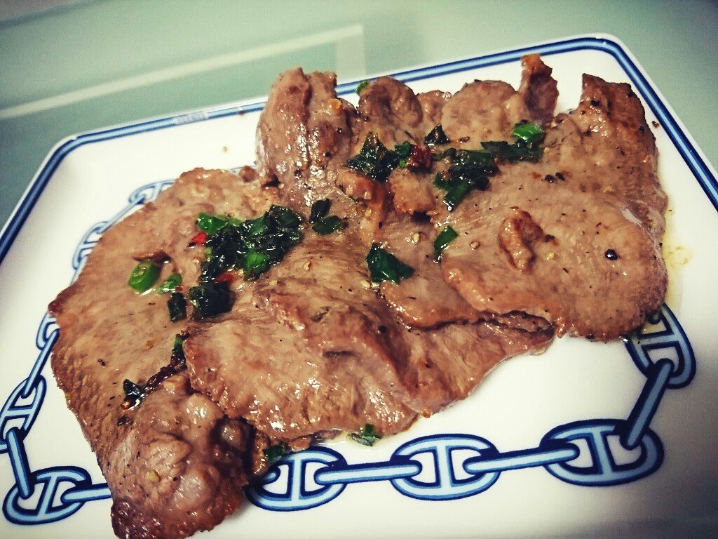 牛タン焼き(゚д゚)ウマー 味付け塩コショウをかけてしばらく放置しておいて、胡麻油、九条葱、塩、唐辛子をかけて焼く。わりとお手軽。庭で育てた九条葱が活用できた(∩´∀`)∩ 牛タン焼き(゚д゚)ウマー 味付け塩コショウをかけてしばらく放置しておいて、胡麻油、九条葱、塩、唐辛子をかけて焼く。わりとお手軽。庭で育てた九条葱が活用できた(∩´∀`)∩