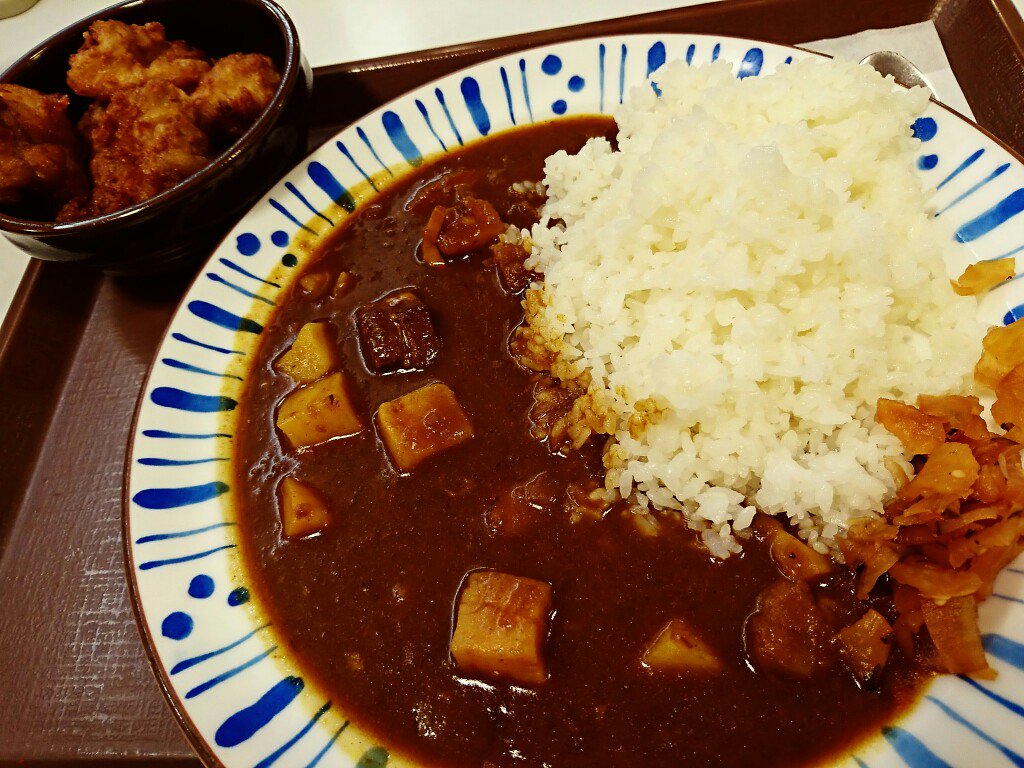 すき家 ポークカレー 並盛 450円 763kcal + からあげファミリーサイズ (6個) 230円 368kcal すき家でカレーを注文するのはじめてかも。わりと甘め。日本の家庭のカレーに近い味。 すき家 ポークカレー 並盛 450円 763kcal + からあげファミリーサイズ (6個) 230円 368kcal すき家でカレーを注文するのはじめてかも。わりと甘め。日本の家庭のカレーに近い味。