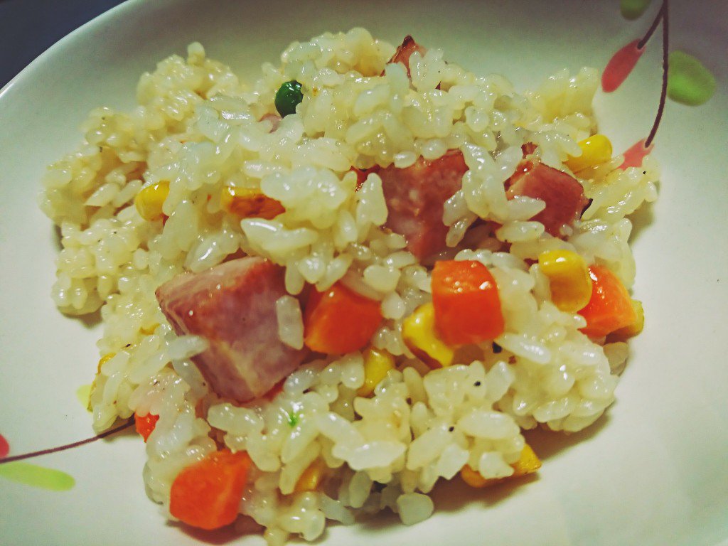 ピラフ風チャーハン。塩とバターと4種類のチーズ入り。中華だしも入ってるけど( ゚∀゚) ピラフ風チャーハン。塩とバターと4種類のチーズ入り。中華だしも入ってるけど( ゚∀゚)