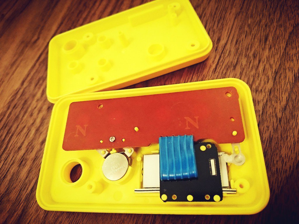 シュウォッチの電池交換をしようと開けてみた。ボタン電池LR43。残念、ウチにはLR44の替えはたくさんあったんだけど。 シュウォッチの電池交換をしようと開けてみた。ボタン電池LR43。残念、ウチにはLR44の替えはたくさんあったんだけど。