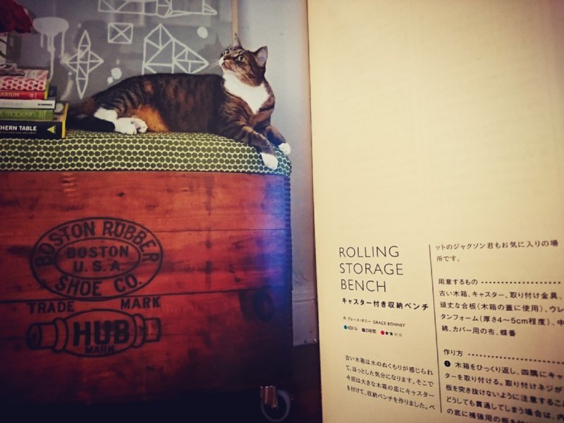 キャスター付き収納ベンチをDIY。木箱の上に蓋になる板を乗せる。布と綿とウレタンフォームを、ステープルガンやハンドタッカーで蓋に留める。 世界の楽しいインテリア-DESIGN SPONGE at HOME- キャスター付き収納ベンチをDIY。木箱の上に蓋になる板を乗せる。布と綿とウレタンフォームを、ステープルガンやハンドタッカーで蓋に留める。 世界の楽しいインテリア-DESIGN SPONGE at HOME-