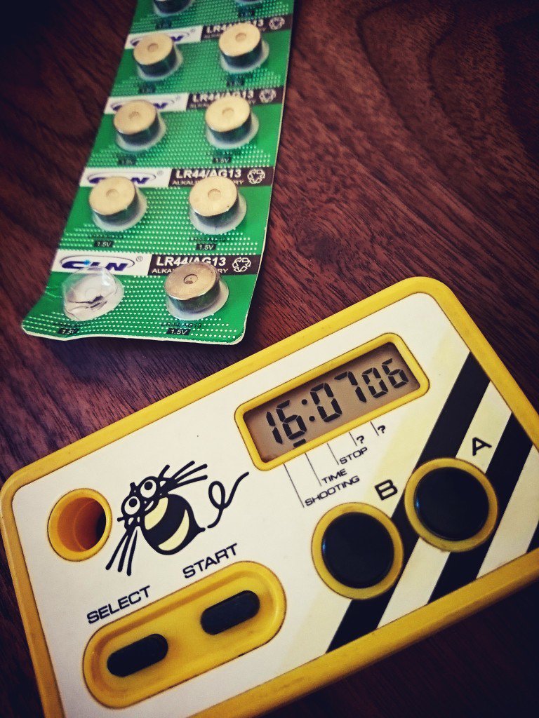 シュウォッチの電池交換。ボタン電池LR43が入っていたけど、手元にはLR44しかない。LR44を入れてみたらちゃんと動いた(∩´∀`)∩ シュウォッチの電池交換。ボタン電池LR43が入っていたけど、手元にはLR44しかない。LR44を入れてみたらちゃんと動いた(∩´∀`)∩