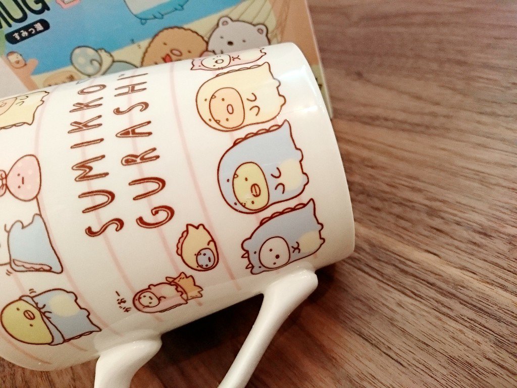 今日買ったすみっコぐらしのマグカップ、プリント部分がちょっと不良品。キャラクターの顔の部分というのがつらい。ちゃんと検品してないのかな。マグカップだとこの程度のクオリティが普通な気もするけど。。。 今日買ったすみっコぐらしのマグカップ、プリント部分がちょっと不良品。キャラクターの顔の部分というのがつらい。ちゃんと検品してないのかな。マグカップだとこの程度のクオリティが普通な気もするけど。。。