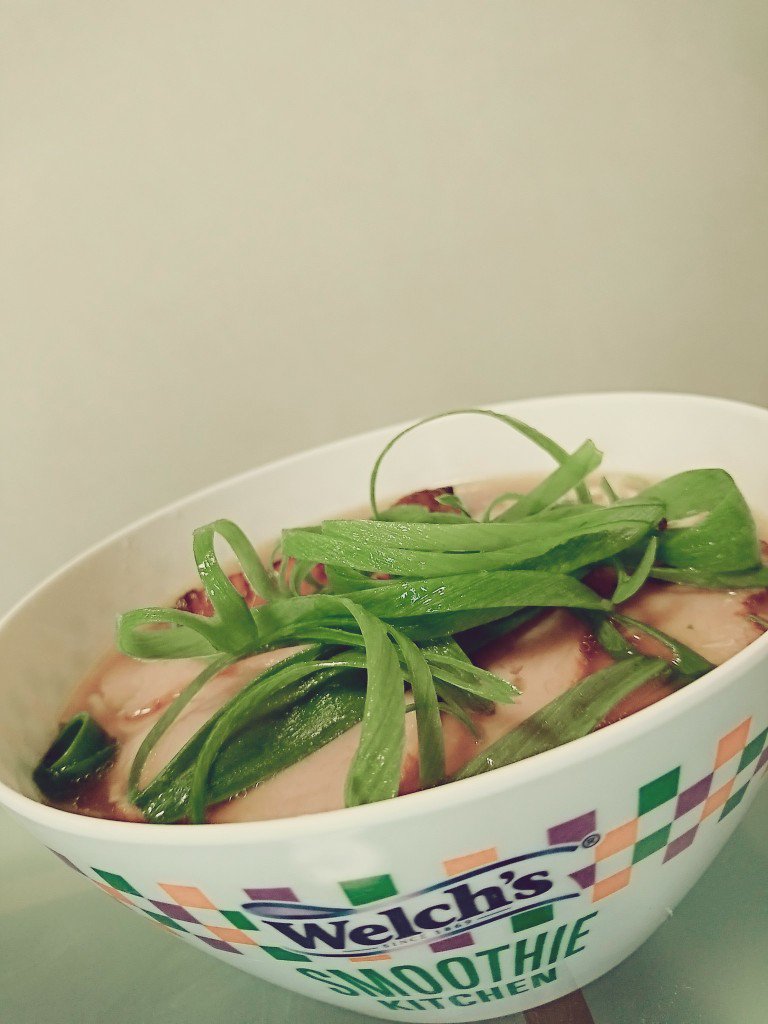 インスタントラーメン🍜に、焼豚🐷と家庭菜園で採れた九条葱🍀をトッピング。 器がウェルチのサラダボール? インスタントラーメン🍜に、焼豚🐷と家庭菜園で採れた九条葱🍀をトッピング。 器がウェルチのサラダボール?