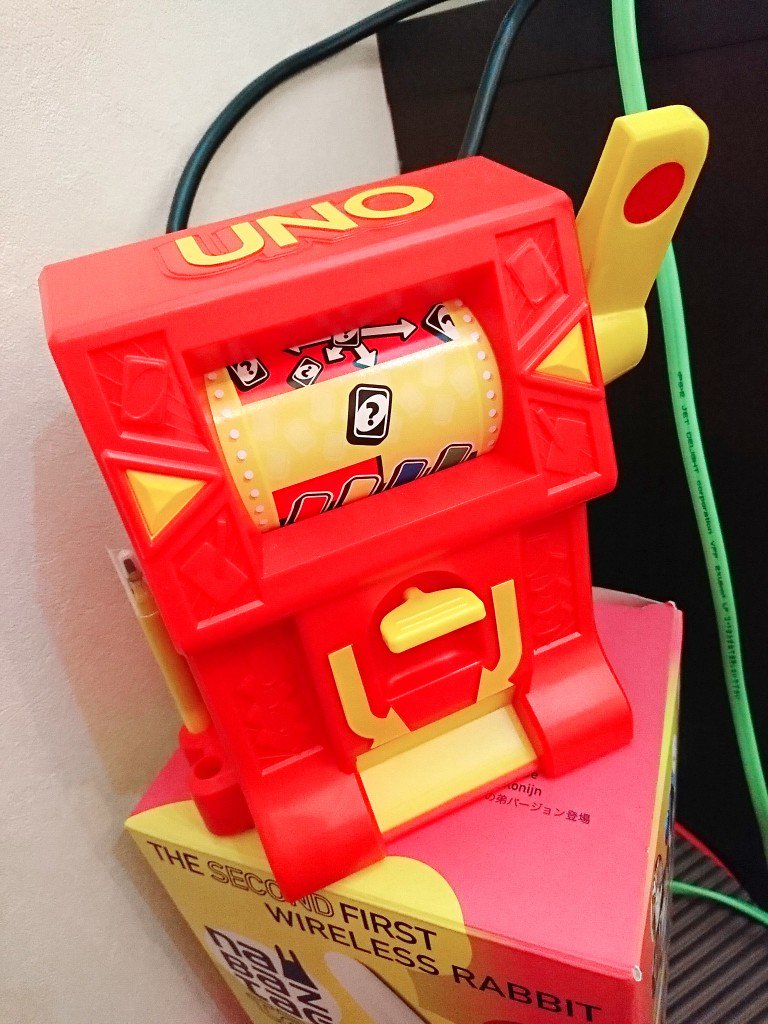 UNO WILD JACKPOT 先日、ウチの子がおこづかい貯めて買ったウノ ワイルド ジャックポット。レバーを引くとスロットが回る。付属の専用マーカーでマイ・ルールを書ける厚めの白いワイルドカードは、ボタンを押すと出てくる。 UNO WILD JACKPOT 先日、ウチの子がおこづかい貯めて買ったウノ ワイルド ジャックポット。レバーを引くとスロットが回る。付属の専用マーカーでマイ・ルールを書ける厚めの白いワイルドカードは、ボタンを押すと出てくる。