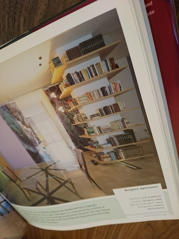 Bergamo Apartment 柱の周りにぐるっと本棚。 150 Best Apartment Ideas: Ana G. Canizares: 洋書 Bergamo Apartment 柱の周りにぐるっと本棚。 150 Best Apartment Ideas: Ana G. Canizares: 洋書