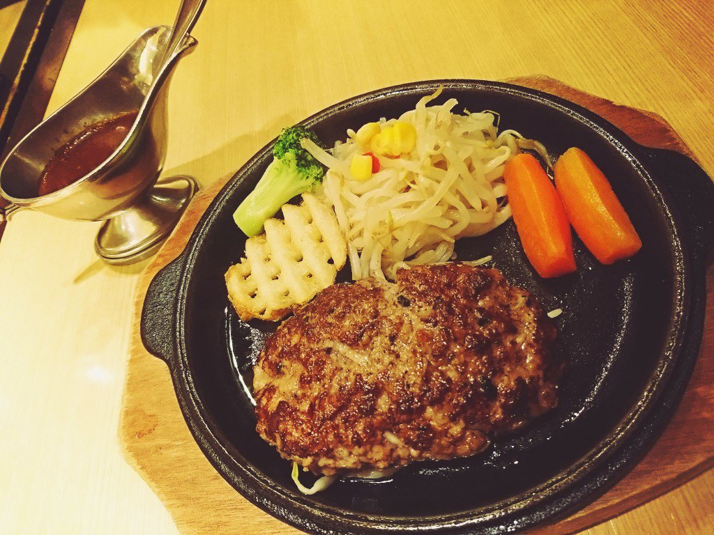 松坂牛入り炭火焼ハンバーグ at 炭火焼ハンバーグ カキヤス (゚д゚)ウマー これも量は少なめ。多い量を注文するべきだったかも。 松坂牛入り炭火焼ハンバーグ at 炭火焼ハンバーグ カキヤス (゚д゚)ウマー これも量は少なめ。多い量を注文するべきだったかも。