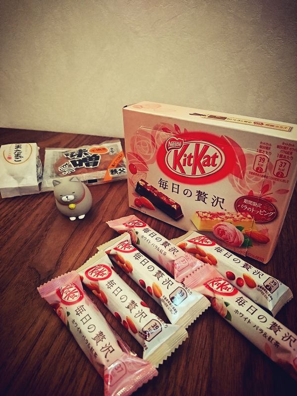 キットカット 毎日の贅沢 ホワイト バラ&紅茶 期間限定バラのトッピング キットカット 毎日の贅沢 ホワイト バラ&紅茶 期間限定バラのトッピング