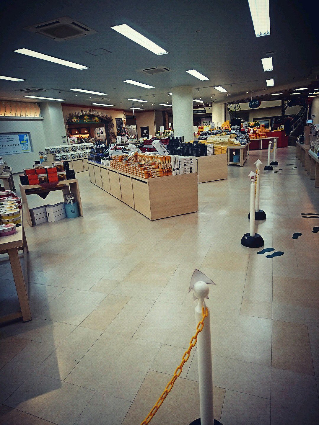 おそりんどうで土産を買う。阿蘇ファームランド内で買ったものならまとめて宅配便で送ってもらえるとのこと。 (@ 阿蘇ミルクファーム) おそりんどうで土産を買う。阿蘇ファームランド内で買ったものならまとめて宅配便で送ってもらえるとのこと。 (@ 阿蘇ミルクファーム)