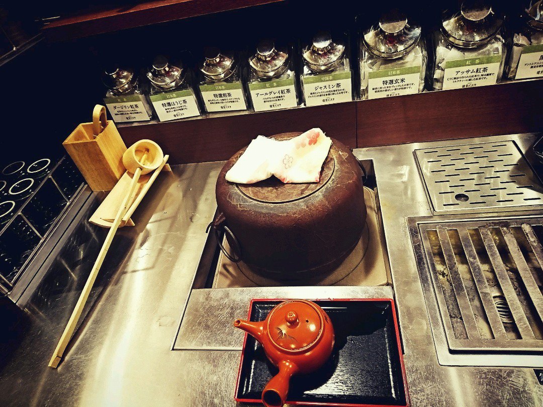お茶を淹れる。こぼした(´Д` ) (@ 鎌倉パスタ エアポートウォーク名古屋店 in 豊山町, 愛知県) お茶を淹れる。こぼした(´Д` ) (@ 鎌倉パスタ エアポートウォーク名古屋店 in 豊山町, 愛知県)