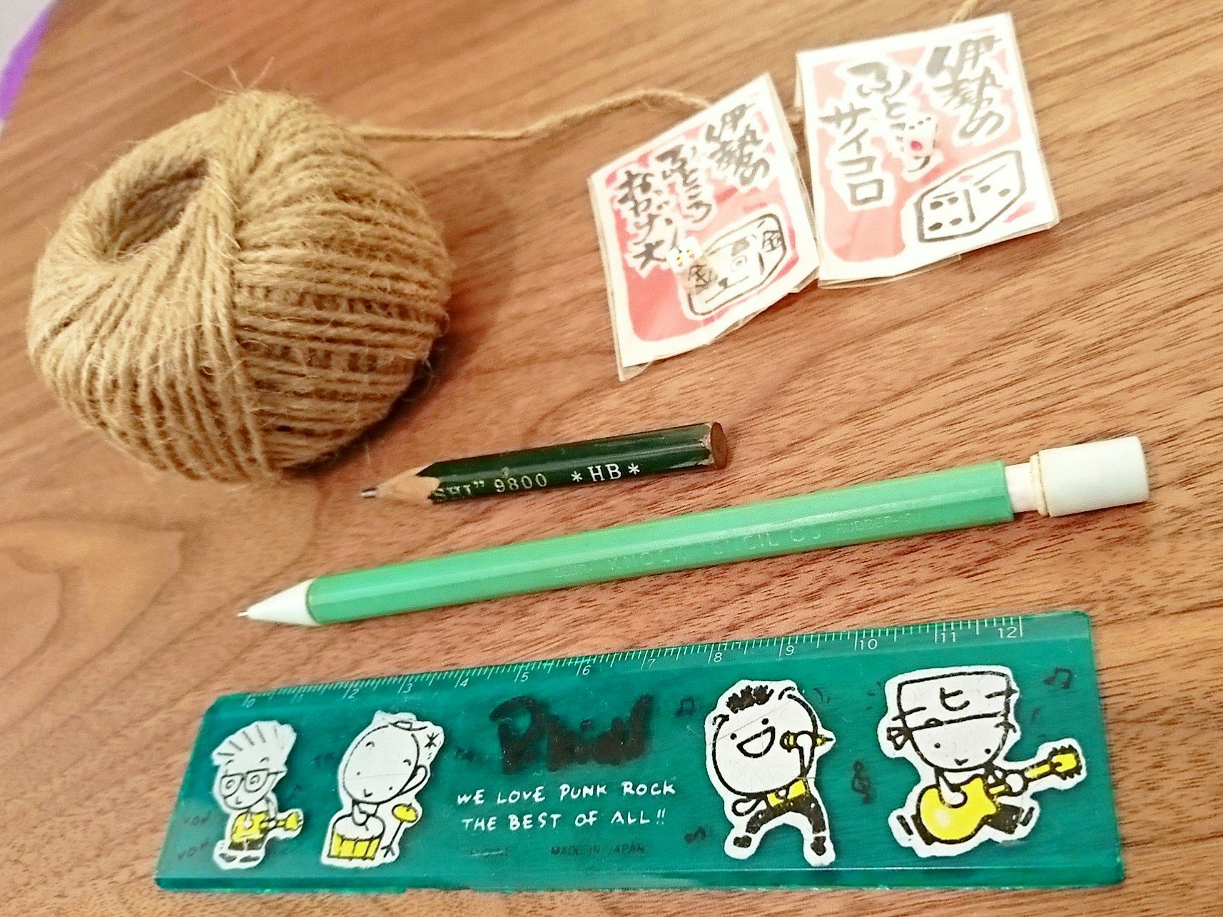 学生の頃に使ってたシャープペンシルと定規が出てきた。 学生の頃に使ってたシャープペンシルと定規が出てきた。