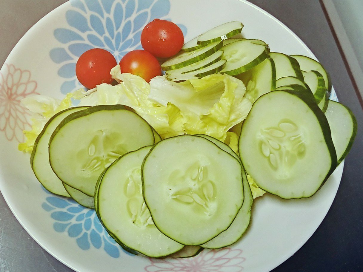 畑で採れたキュウリがデカい。何か別の野菜かと思ったぐらい( *゚▽゚* ) そういや近所の人にもらったナスもやけにデカかったなぁ。。。 畑で採れたキュウリがデカい。何か別の野菜かと思ったぐらい( *゚▽゚* ) そういや近所の人にもらったナスもやけにデカかったなぁ。。。