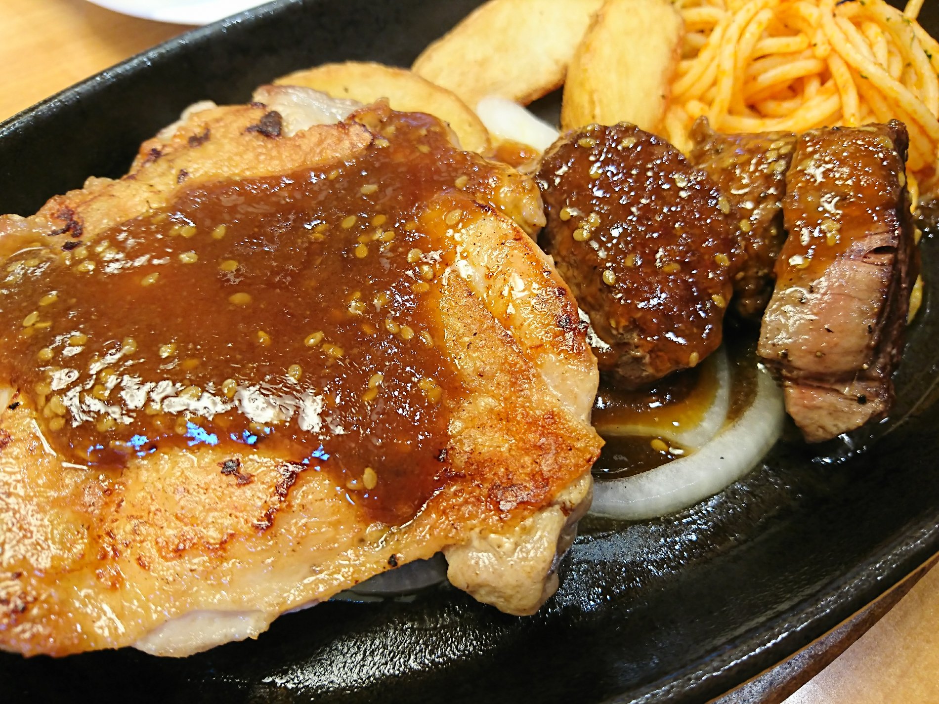 チキン&ひとくちてっぱんステーキランチ胡麻味噌だれ (@ ステーキ宮 北名古屋店 in 北名古屋市, 愛知県) チキン&ひとくちてっぱんステーキランチ胡麻味噌だれ (@ ステーキ宮 北名古屋店 in 北名古屋市, 愛知県)