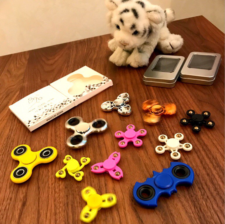 きのうゲットしたハンドスピナーあれこれ。バットマンっぽいのもある。 きのうゲットしたハンドスピナーあれこれ。バットマンっぽいのもある。