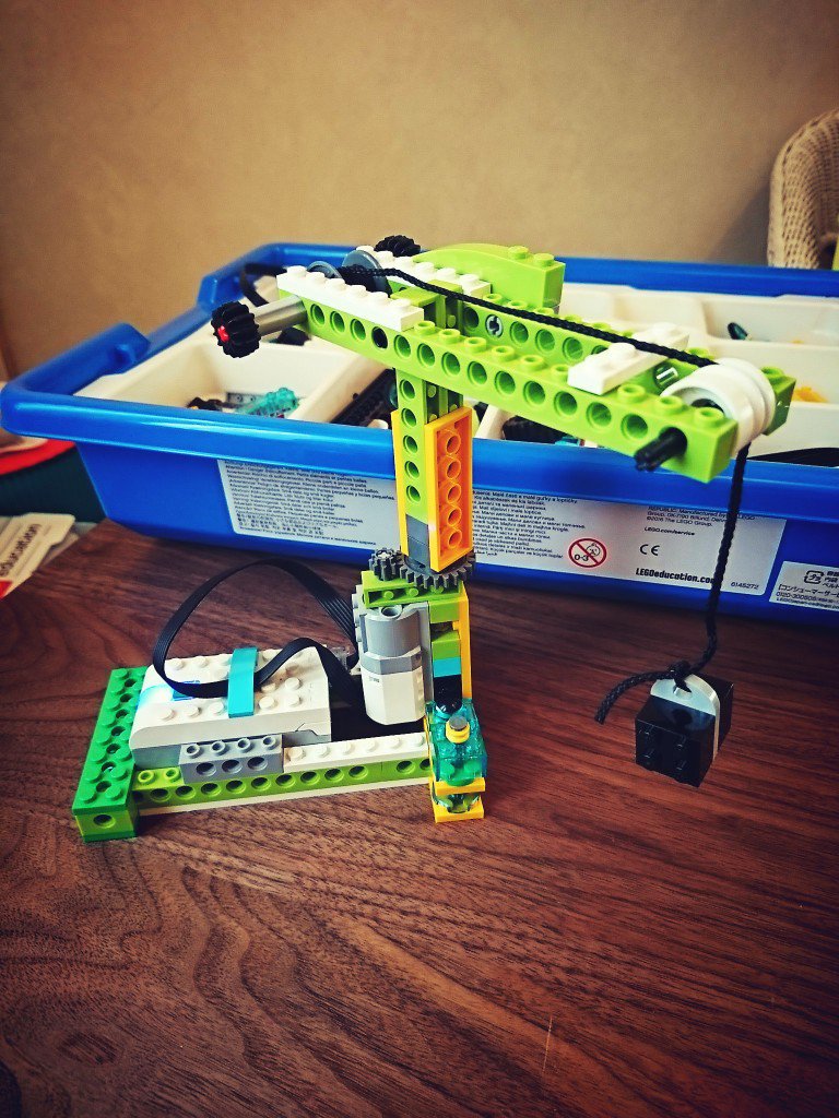 子どもが LEGO Education WeDo で クレーン作ってた。 子どもが LEGO Education WeDo で クレーン作ってた。