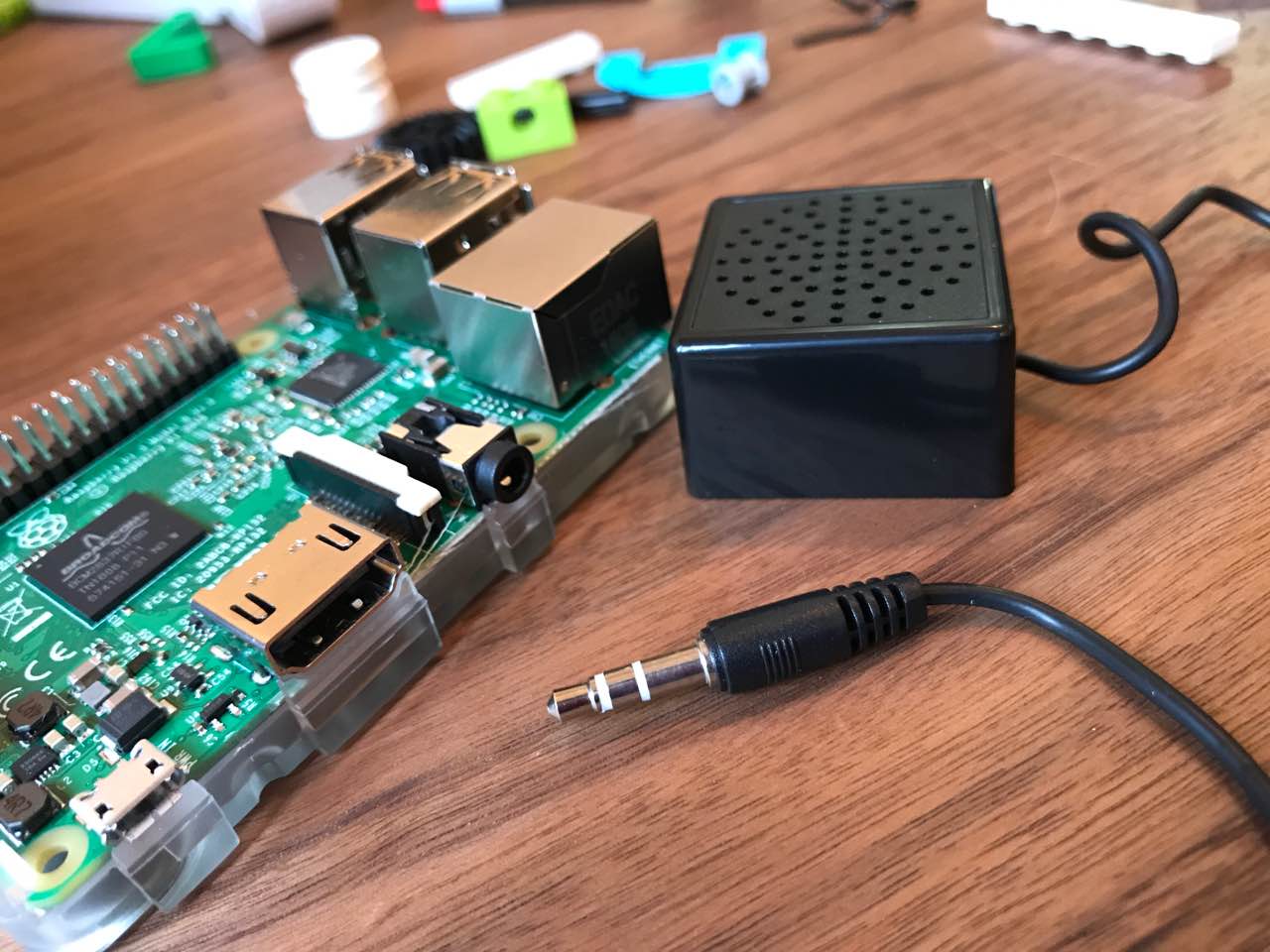 Raspberry Pi 3 Model B+ と100円ショップで買ったスピーカー。 Raspberry Pi 3 Model B+ と100円ショップで買ったスピーカー。