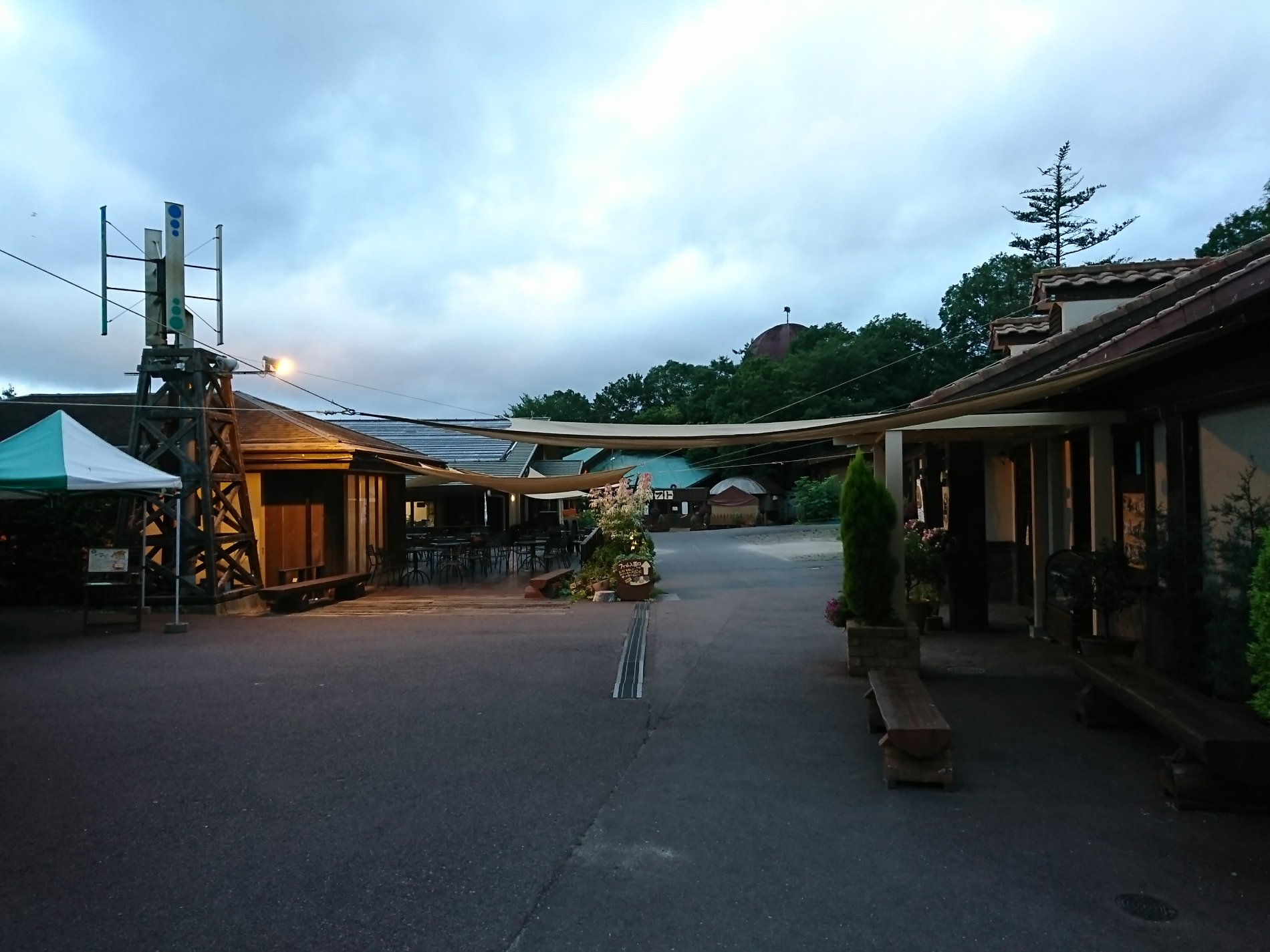 まだショップと飲食店いくつかは開いてる。 (@ 伊賀の里モクモク手づくりファーム in 伊賀市, 三重県) まだショップと飲食店いくつかは開いてる。 (@ 伊賀の里モクモク手づくりファーム in 伊賀市, 三重県)