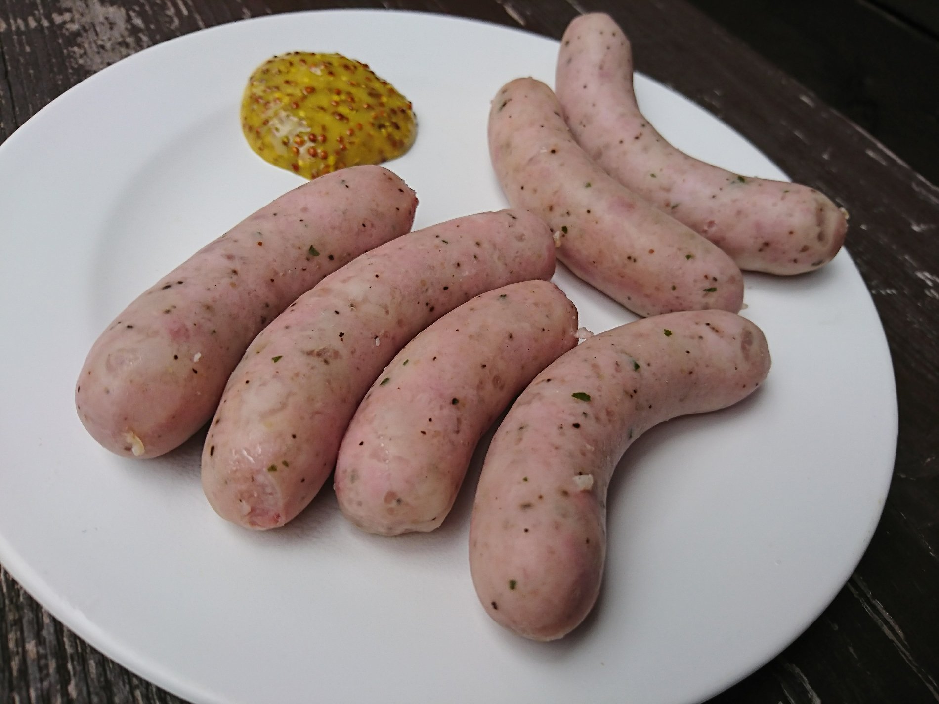 手づくりウインナー教室で作ったウインナー食べる。 (@ 伊賀の里モクモク手づくりファーム in 伊賀市, 三重県) 手づくりウインナー教室で作ったウインナー食べる。 (@ 伊賀の里モクモク手づくりファーム in 伊賀市, 三重県)