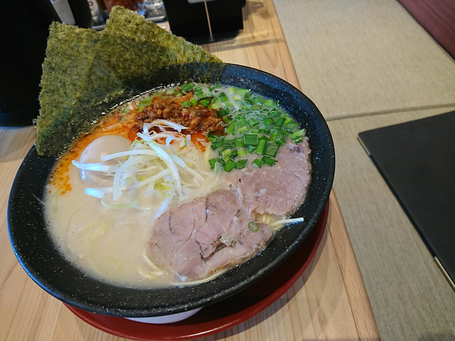 贅沢長浜台湾豚骨ラーメン、けっこう辛い。 (@ 長浜豚骨ラーメン一番軒 小牧店 in 小牧市, 愛知県) 贅沢長浜台湾豚骨ラーメン、けっこう辛い。 (@ 長浜豚骨ラーメン一番軒 小牧店 in 小牧市, 愛知県)