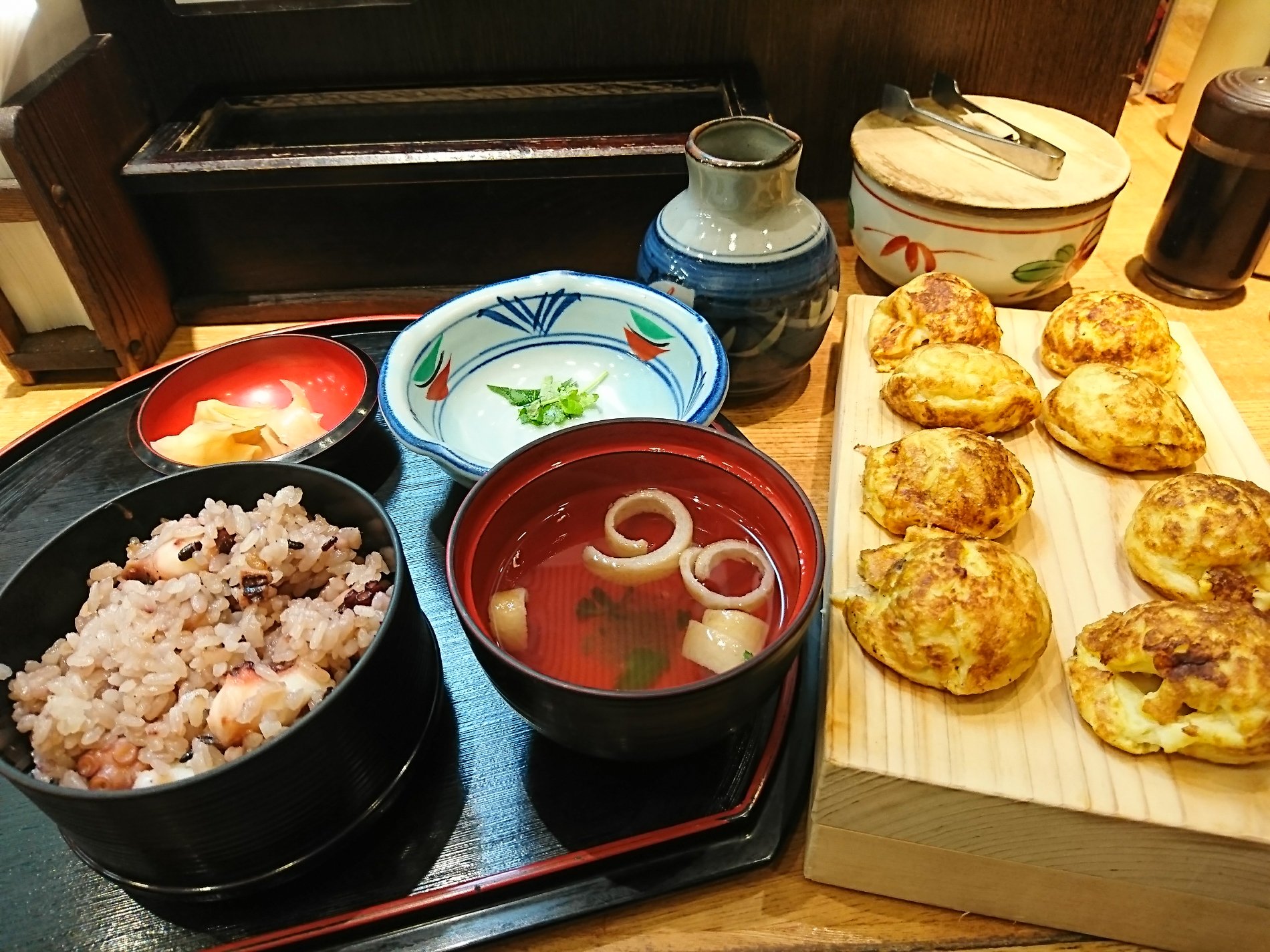 明石焼セット。明石焼、多幸めし(黒紫米のタコ飯)、甘酢生姜、お吸い物。だしに浸して食べる(*゚~゚*) (@ 道頓堀くくる 小牧店 in 小牧市, 愛知県) 明石焼セット。明石焼、多幸めし(黒紫米のタコ飯)、甘酢生姜、お吸い物。だしに浸して食べる(*゚~゚*) (@ 道頓堀くくる 小牧店 in 小牧市, 愛知県)
