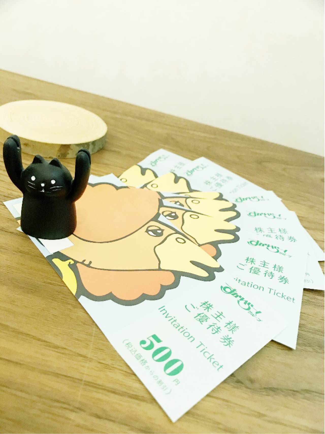 すかいらーくから株主優待として食券3000円分が届いた(∩´∀`)∩ 半年に3000円分なので、年間で6000円分か、けっこういいね。 それとチケットの番号が上3〜4桁が連番で下3桁がなんらかのグループ分けっぽく見えるのが気になる。どんな番号体系なんだろう。 すかいらーくから株主優待として食券3000円分が届いた(∩´∀`)∩ 半年に3000円分なので、年間で6000円分か、けっこういいね。 それとチケットの番号が上3〜4桁が連番で下3桁がなんらかのグループ分けっぽく見えるのが気になる。どんな番号体系なんだろう。