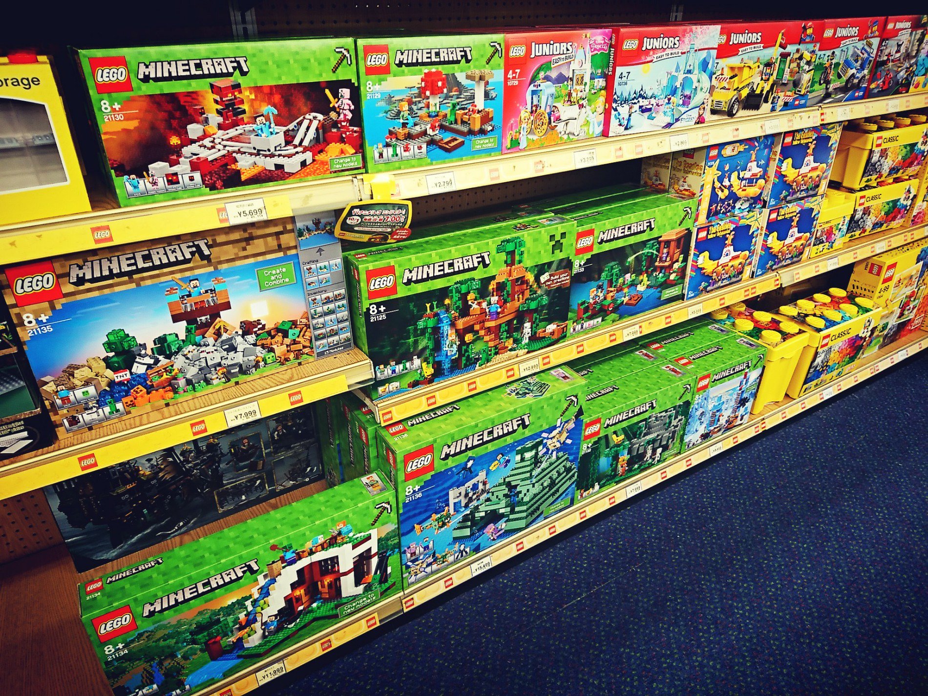 いままで公式ストアぐらいにしかなかったマインクラフトのレゴブロックが置いてある。 (@ トイザらス Toys"R"Us 西春日井店 in 豊山町, 愛知県) いままで公式ストアぐらいにしかなかったマインクラフトのレゴブロックが置いてある。 (@ トイザらス Toys"R"Us 西春日井店 in 豊山町, 愛知県)