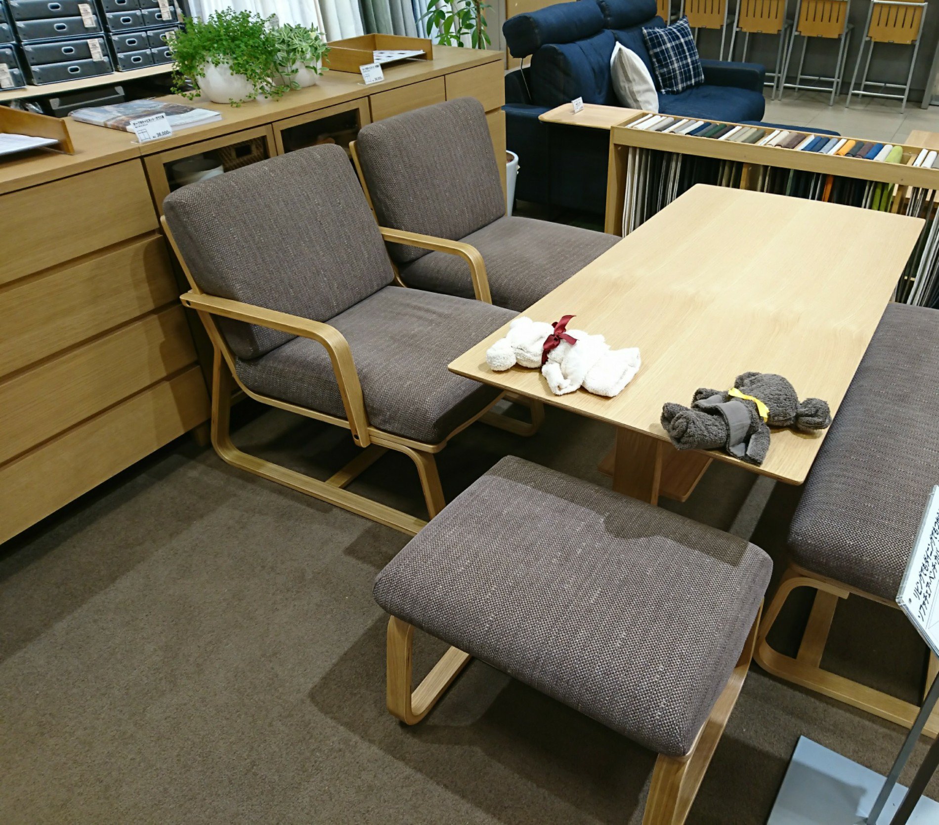 「リビングでもダイニングでもつかえるソファチェア」座り心地は良いけどデザインはそんなにかなぁ。 (@ 無印良品 エアポートウォーク店 in 西春日井郡豊山町, 愛知県) 「リビングでもダイニングでもつかえるソファチェア」座り心地は良いけどデザインはそんなにかなぁ。 (@ 無印良品 エアポートウォーク店 in 西春日井郡豊山町, 愛知県)