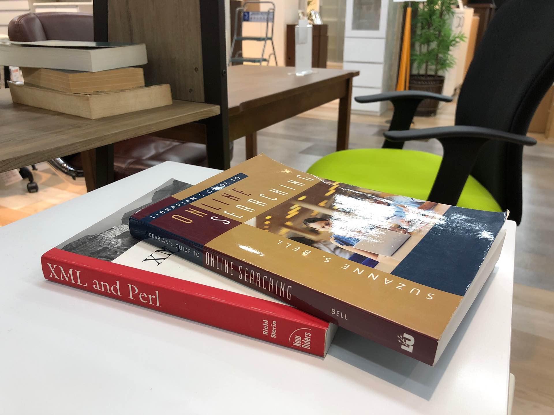 古本屋でかき集めて来た洋書なのか、本の中を見ると書き込みがあったりする。 古本屋でかき集めて来た洋書なのか、本の中を見ると書き込みがあったりする。