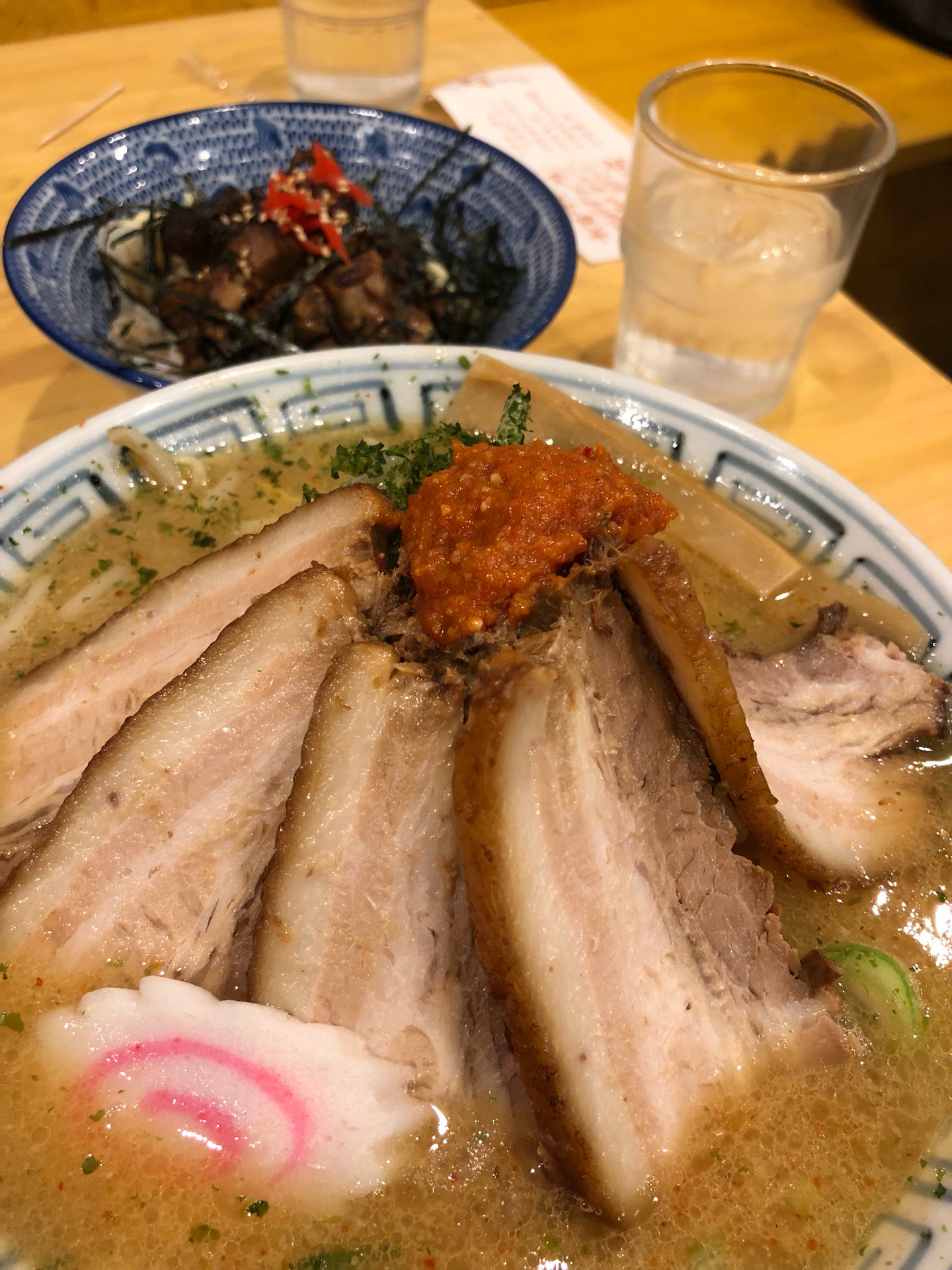 からし味噌 ちゃーしゅうめん。甘めの味噌。豚汁っぽい? 美味しい。 (@ ちゃーしゅうや武蔵 エアポートウォーク名古屋店 in 豊山町, 愛知県) からし味噌 ちゃーしゅうめん。甘めの味噌。豚汁っぽい? 美味しい。 (@ ちゃーしゅうや武蔵 エアポートウォーク名古屋店 in 豊山町, 愛知県)