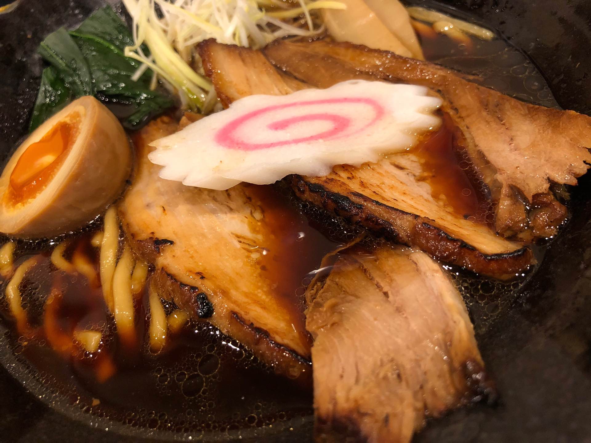 ブラックらーめん。富山ブラックな胡椒のスパイシー。かなり醬油味が強い。美味しい。 ブラックらーめん。富山ブラックな胡椒のスパイシー。かなり醬油味が強い。美味しい。