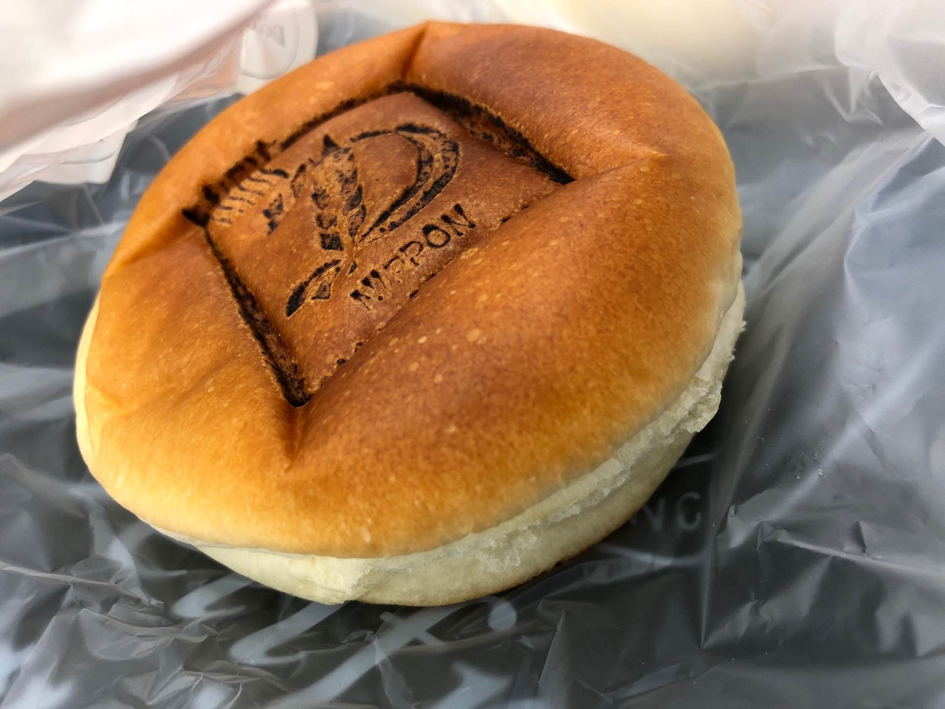 Delifrance KITTE Nagoya Anpan, Japanese sweets bread デリフランス KITTE名古屋 限定あんぱん。ホイップクリーム入り。 Delifrance KITTE Nagoya Anpan, Japanese sweets bread デリフランス KITTE名古屋 限定あんぱん。ホイップクリーム入り。