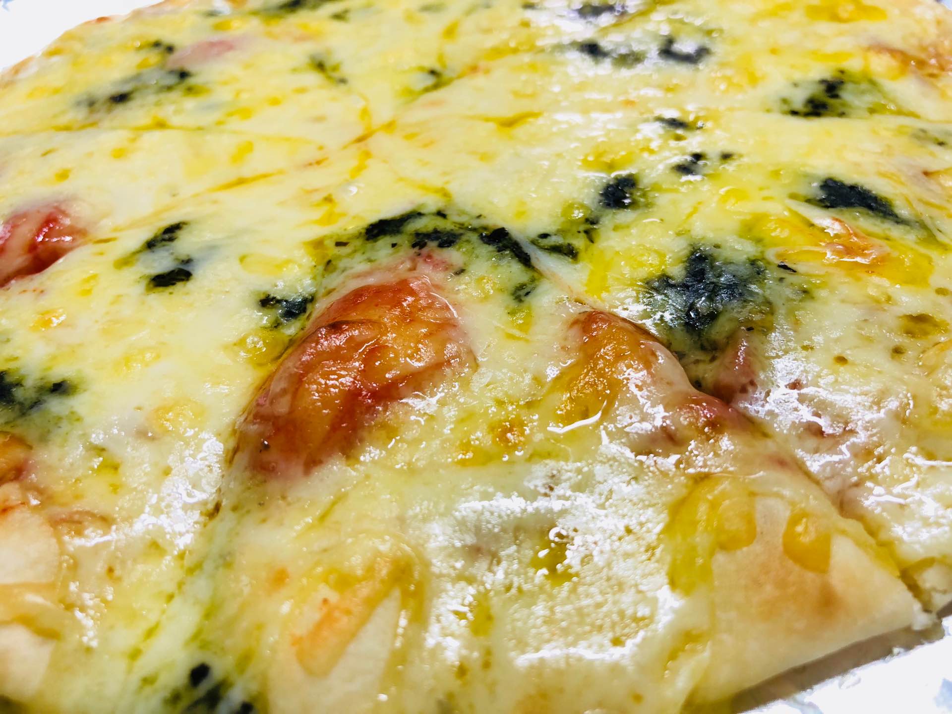 チルドピザにチーズたくさん乗せて焼いて食べるうまい。 チルドピザにチーズたくさん乗せて焼いて食べるうまい。