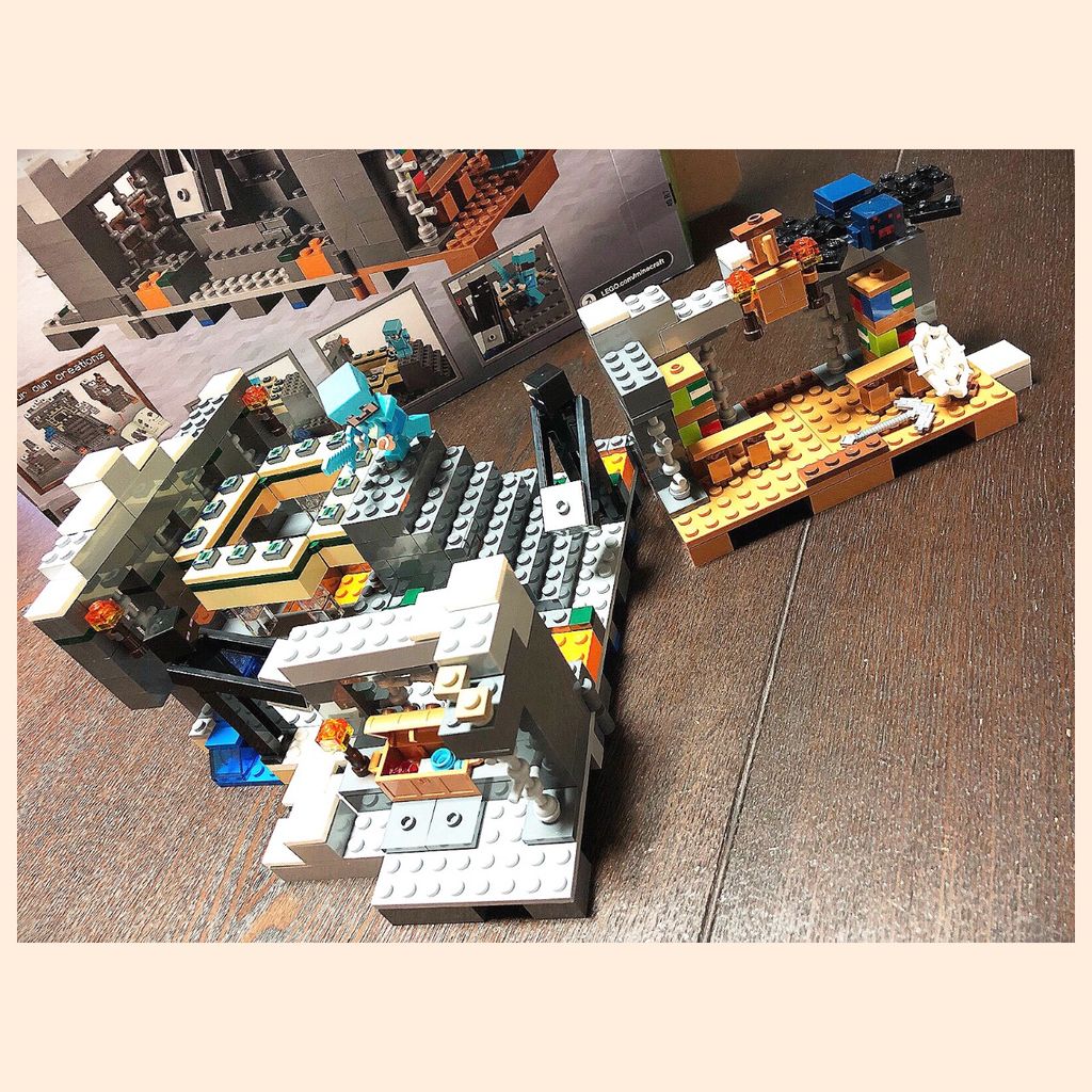 スティーブ1体、エンダーマン2体、クモ1体が付いてくる。 LEGO Minecraft The End Portal 21124 スティーブ1体、エンダーマン2体、クモ1体が付いてくる。 LEGO Minecraft The End Portal 21124