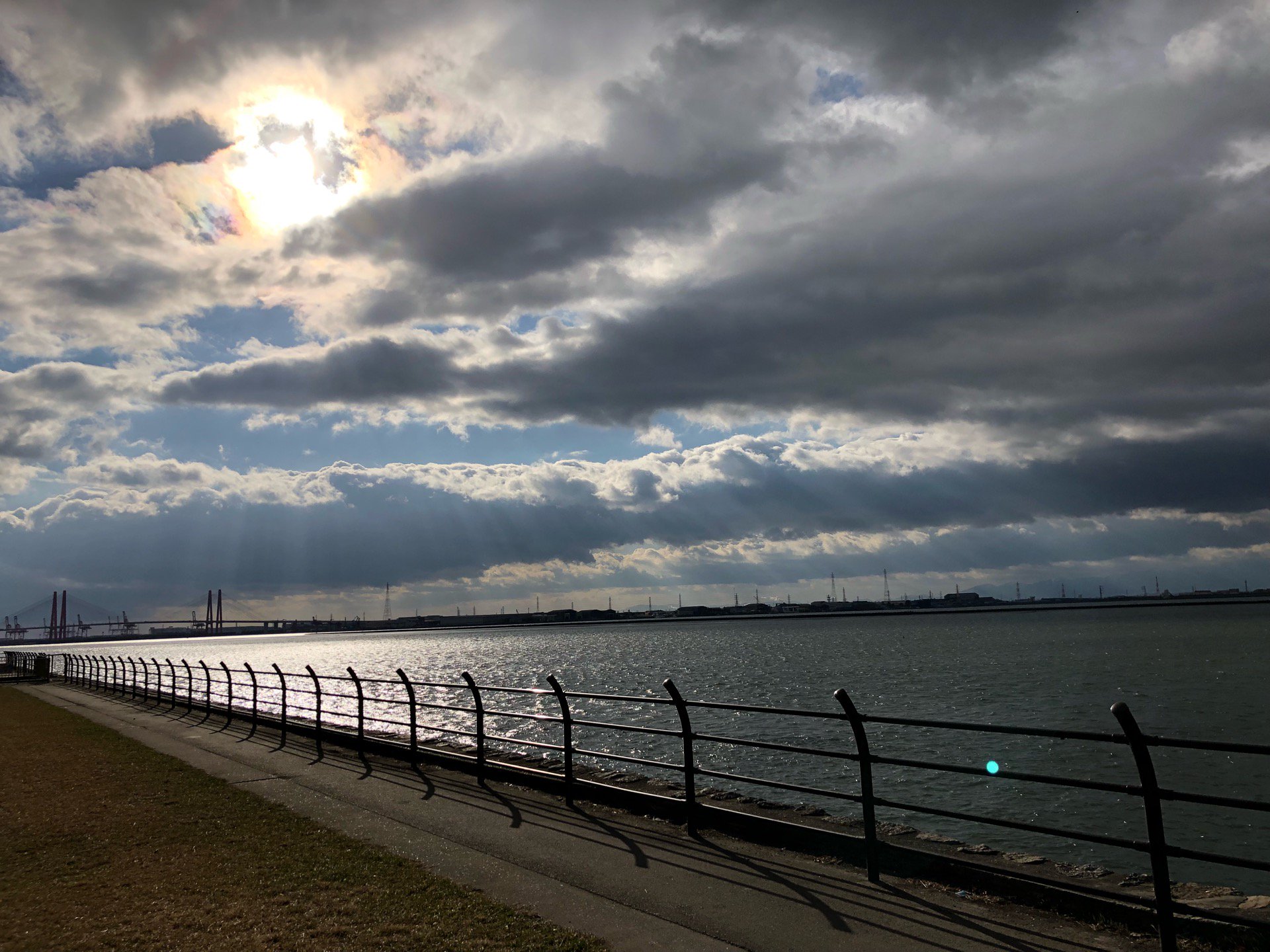 海の風が強くて手が冷たくなる。 (@ 稲永公園 in 名古屋市, 愛知県) 海の風が強くて手が冷たくなる。 (@ 稲永公園 in 名古屋市, 愛知県)
