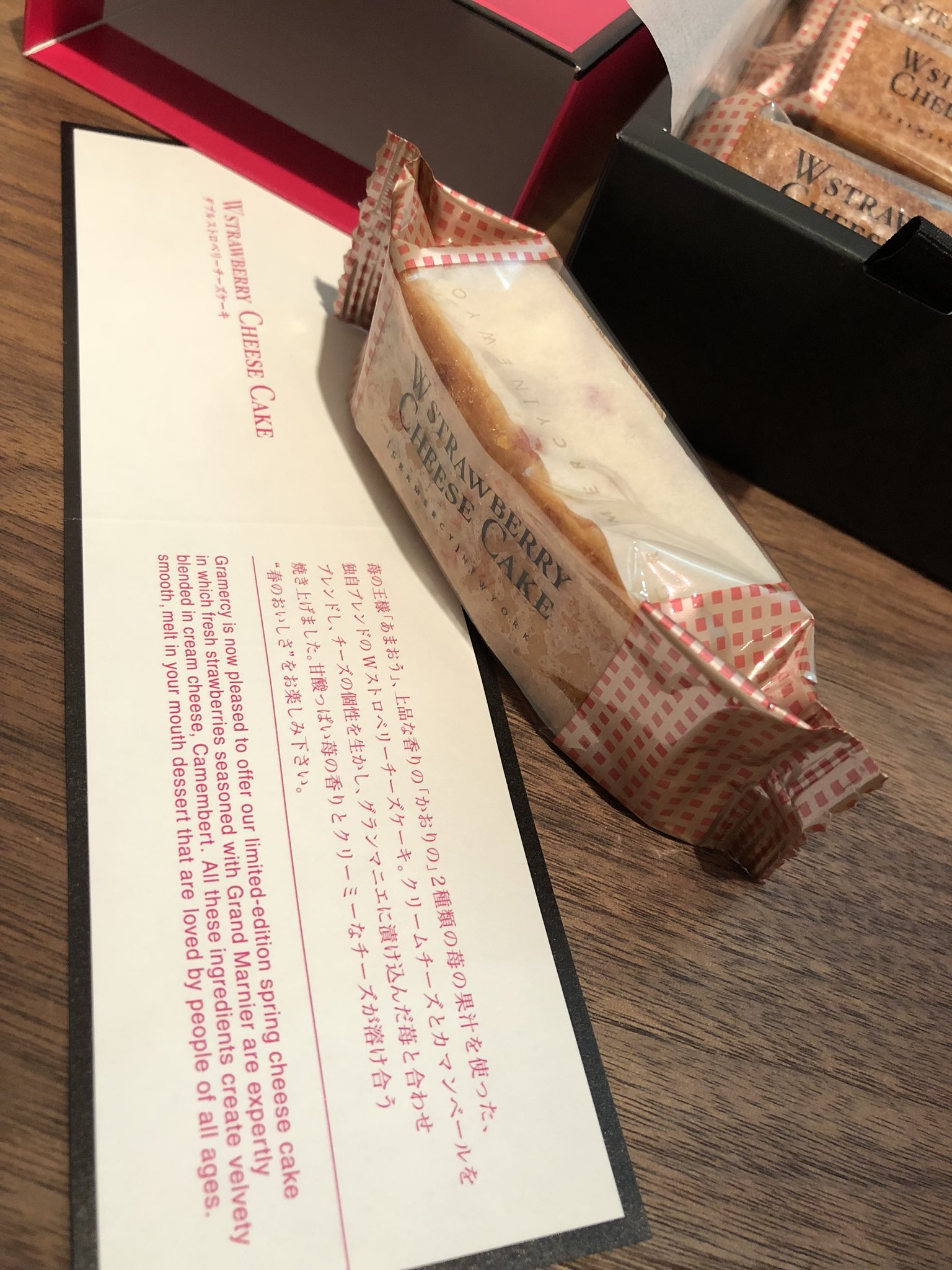 グラマシー ニューヨーク ダブルストロベリー チーズケーキ あまおう & かおりの 2種類の苺の果汁、クリームチーズ & カマンベール グラマシー ニューヨーク ダブルストロベリー チーズケーキ あまおう & かおりの 2種類の苺の果汁、クリームチーズ & カマンベール