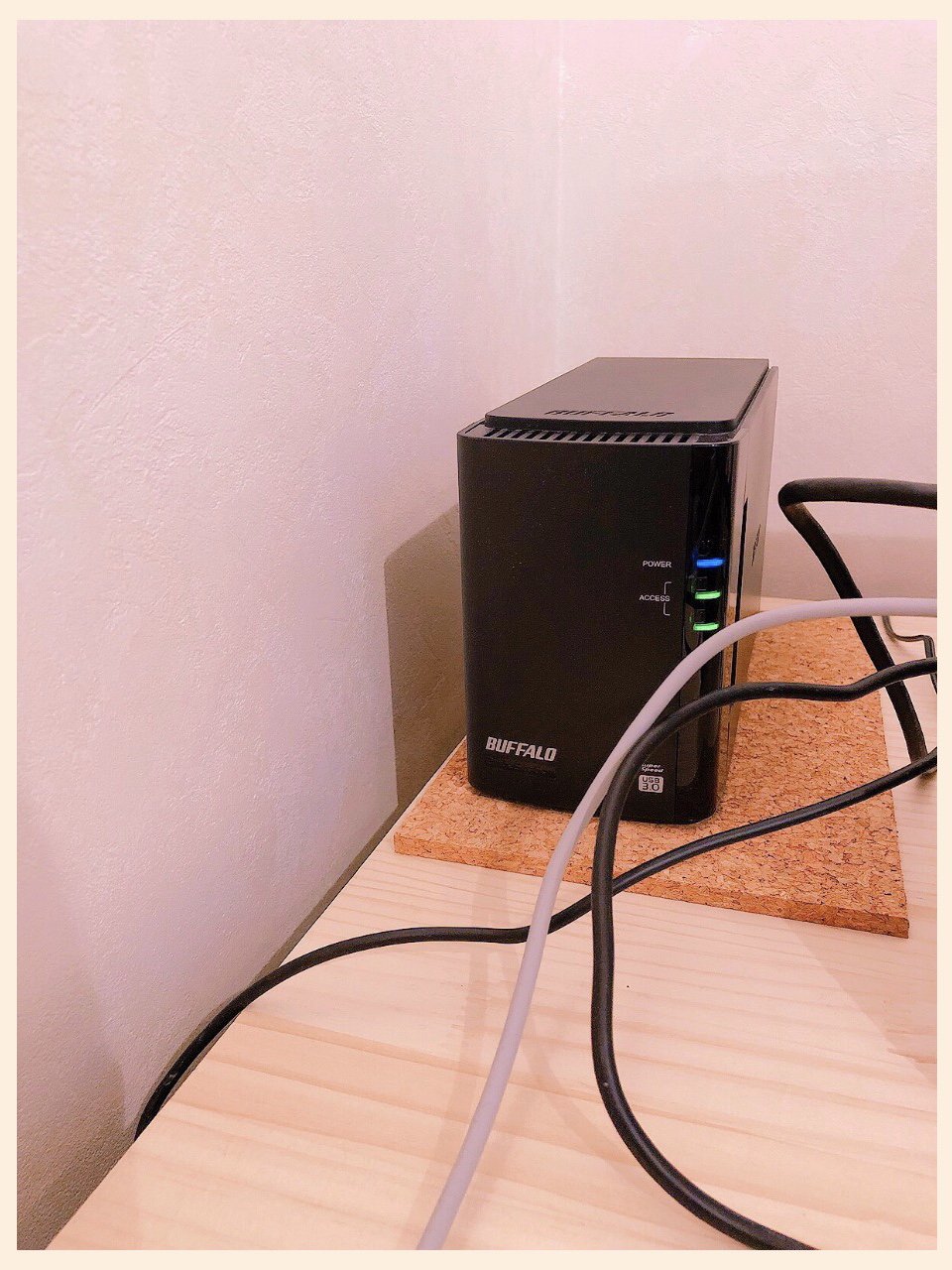 外付けハードディスクがビリビリ鳴るときがあるのでコルクを敷いてみた。以前使ってた自宅Webサーバパソコンの下に敷いていたコルクをカットして小さめに。 外付けハードディスクがビリビリ鳴るときがあるのでコルクを敷いてみた。以前使ってた自宅Webサーバパソコンの下に敷いていたコルクをカットして小さめに。