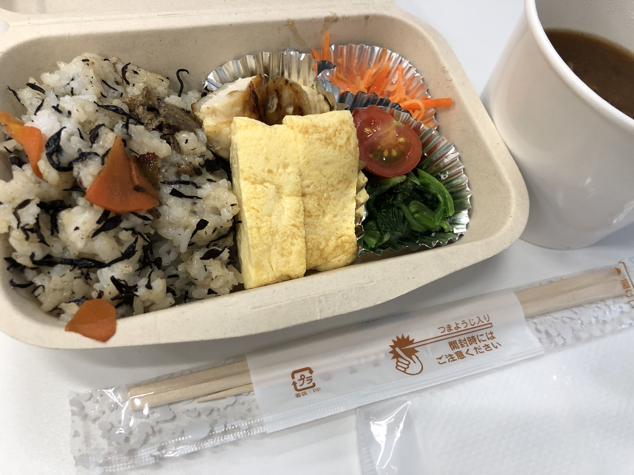 がっつり食べたい人には足りなさそうだけど、自分にはちょうどいい量。ご飯も多すぎなくて良い感じ。豚汁は野菜とかけっこう具が入ってる。 がっつり食べたい人には足りなさそうだけど、自分にはちょうどいい量。ご飯も多すぎなくて良い感じ。豚汁は野菜とかけっこう具が入ってる。