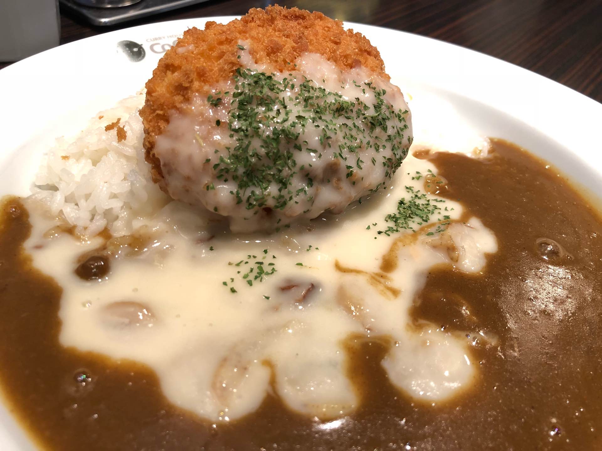 CoCo壱番屋 地域限定 期間限定 THE 北海道カレー 200g 「コーンたっぷりのクリームコロッケとチーズ入りのホタテクリームソース」 ココイチのカレー (゚д゚)ウマー CoCo壱番屋 地域限定 期間限定 THE 北海道カレー 200g 「コーンたっぷりのクリームコロッケとチーズ入りのホタテクリームソース」 ココイチのカレー (゚д゚)ウマー