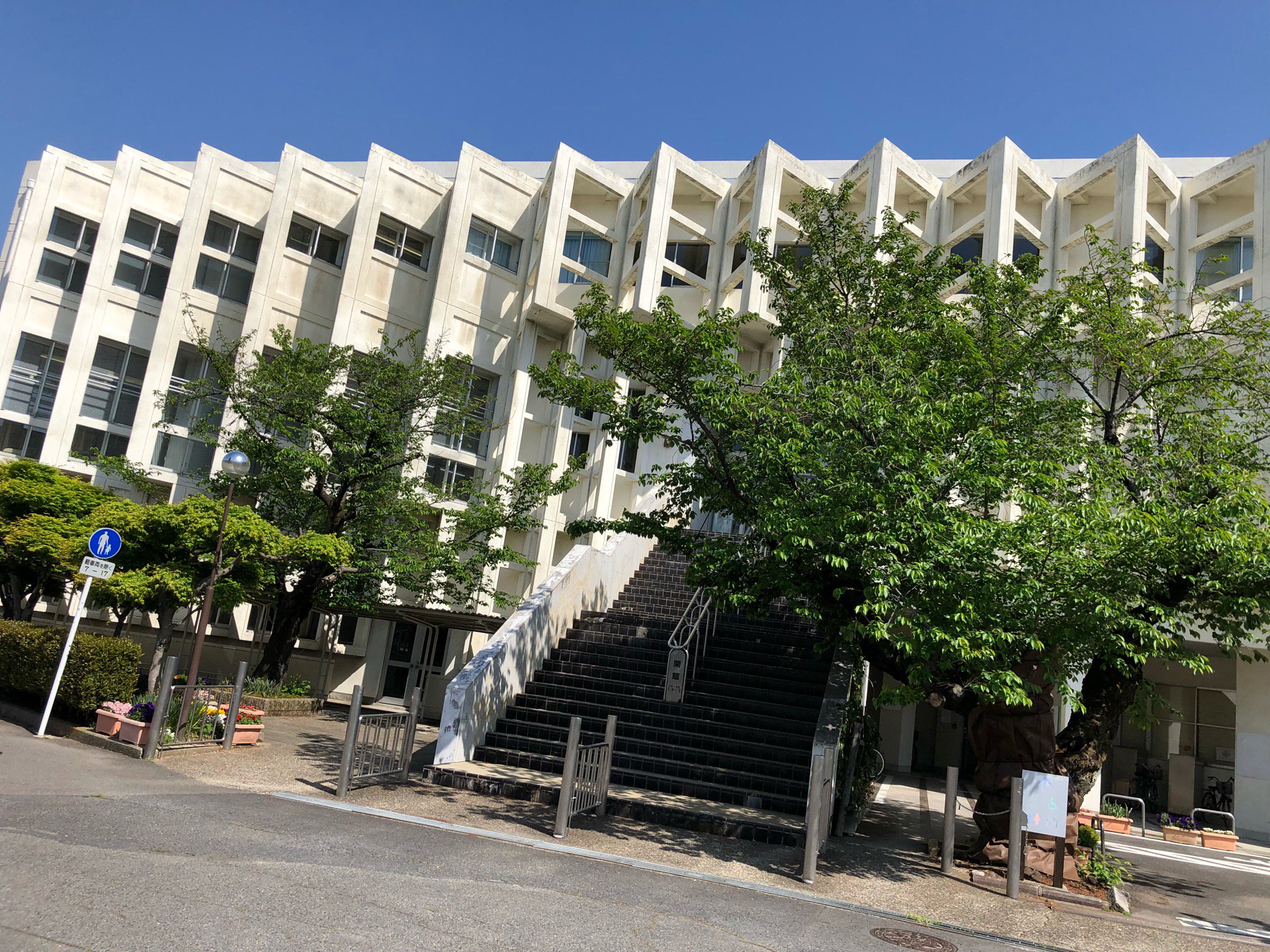 老朽化で立て直さないといけないんだっけ、この図書館。ツタヤ図書館にはなり損ねたけど、どうするのかなぁ。 (@ 小牧市立図書館 in 小牧市, 愛知県) 老朽化で立て直さないといけないんだっけ、この図書館。ツタヤ図書館にはなり損ねたけど、どうするのかなぁ。 (@ 小牧市立図書館 in 小牧市, 愛知県)