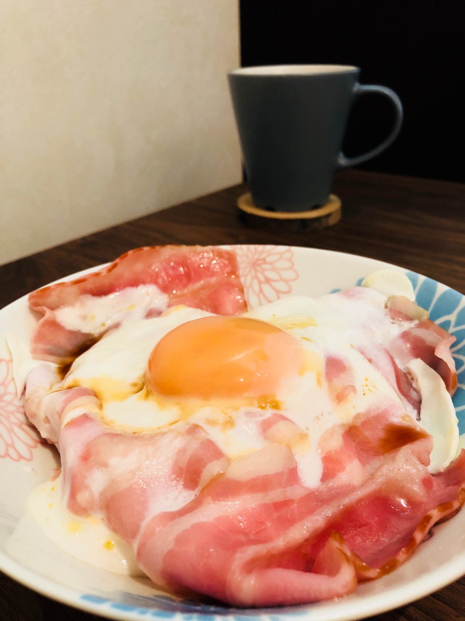 おひるごはんはベーコンエッグ丼(゚∀゚) おひるごはんはベーコンエッグ丼(゚∀゚)