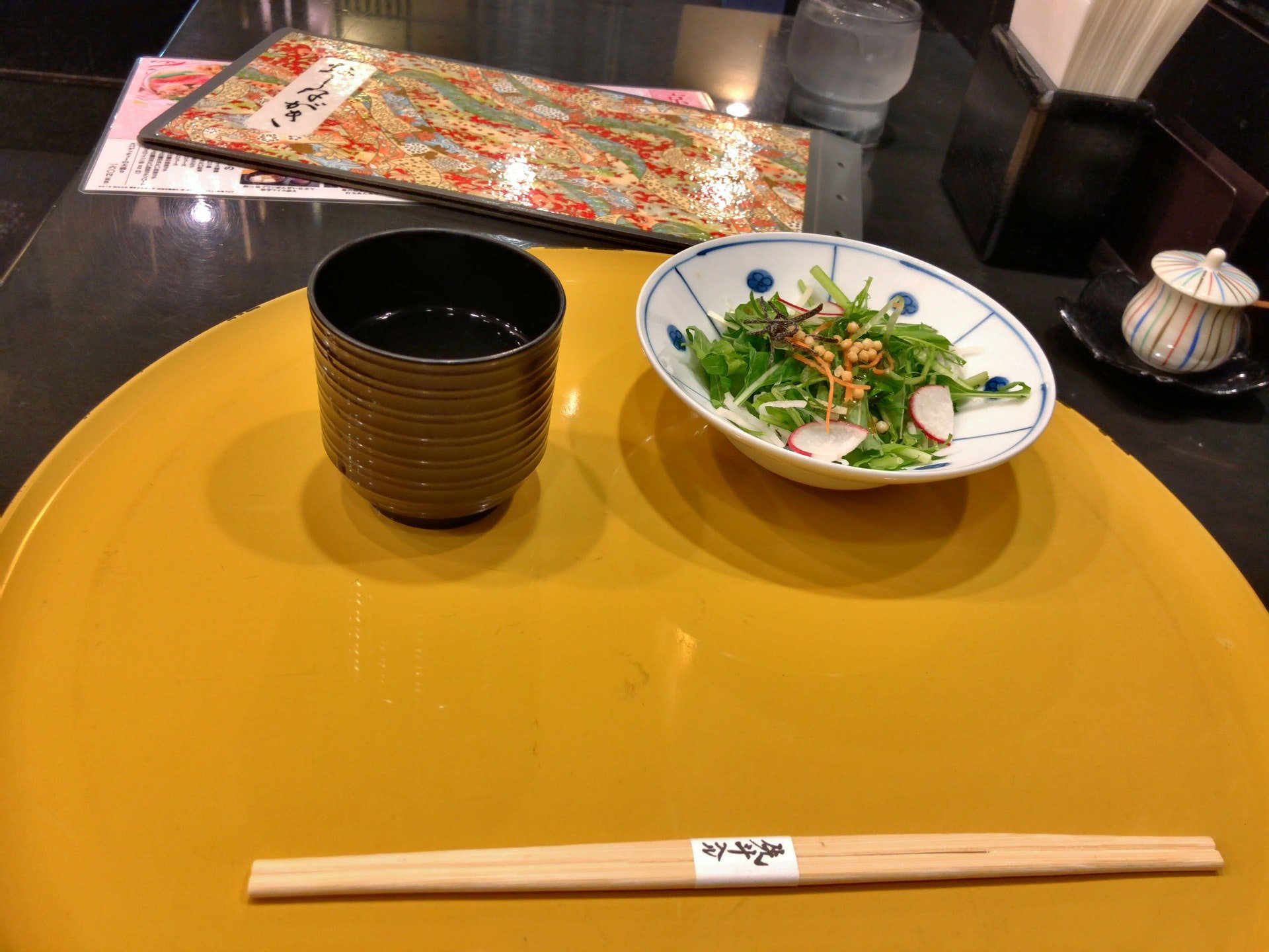 スパゲッティには和風スープがついてくる。鴨川セットを頼むと京風サラダとドリンクが付く。 (@ 京風スパゲッティー 先斗入ル in 名古屋市, 愛知県) スパゲッティには和風スープがついてくる。鴨川セットを頼むと京風サラダとドリンクが付く。 (@ 京風スパゲッティー 先斗入ル in 名古屋市, 愛知県)