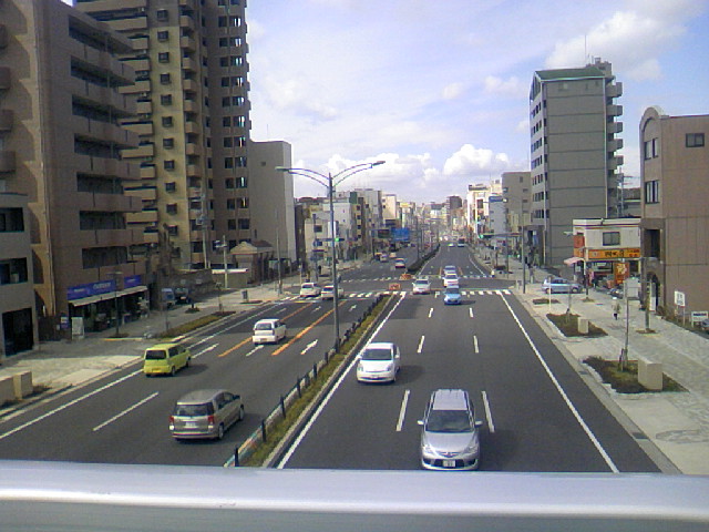 愛知県名古屋市千種区東山通2丁目の歩道橋(35.162501,136.967071)から見た西の風景